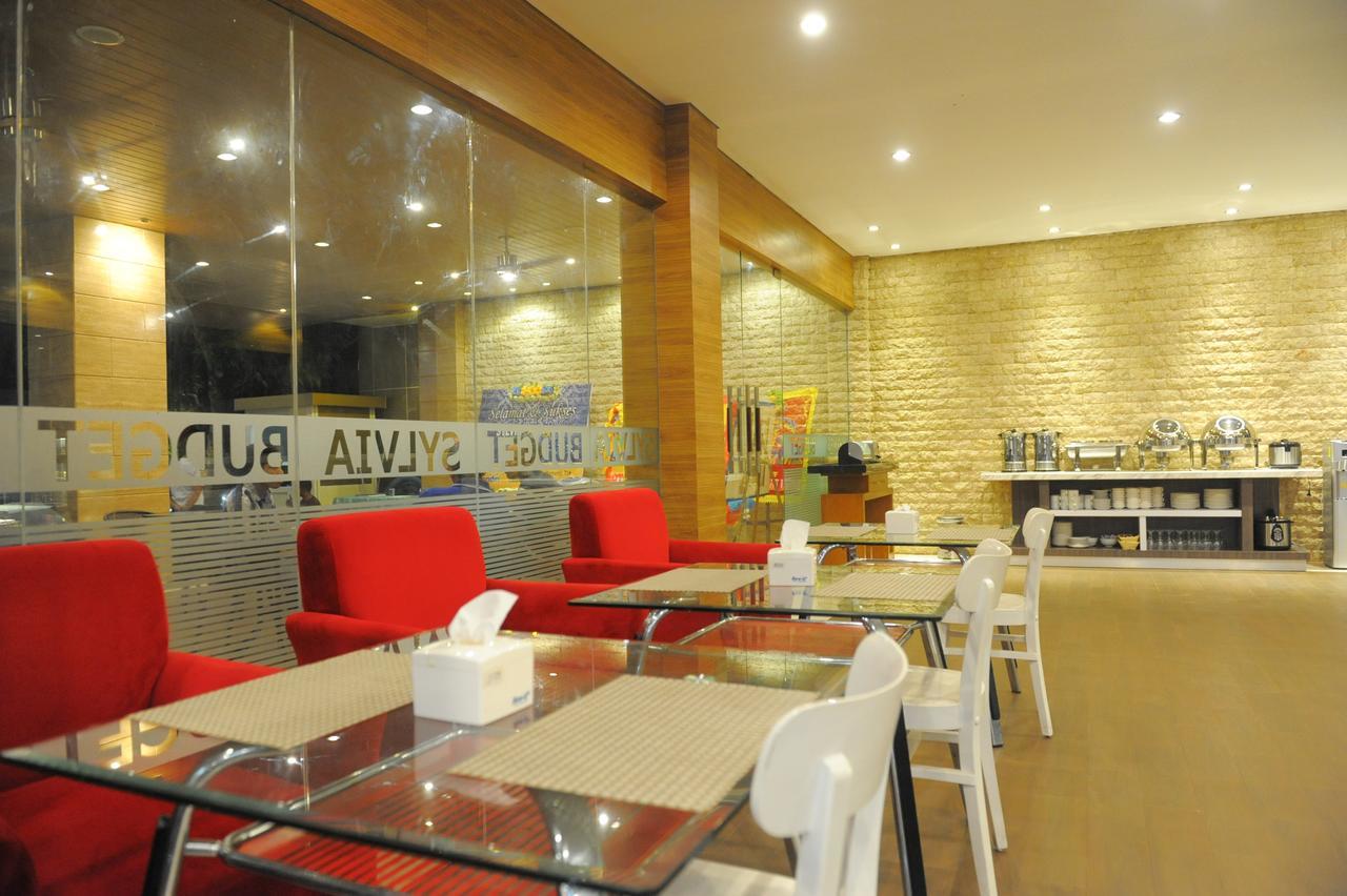 Sylvia Hotel Budget Kupang  Buitenkant foto
